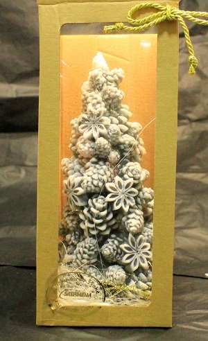 Kalėdinė žvakė Eglutė su konkorėžiais 21 cm.